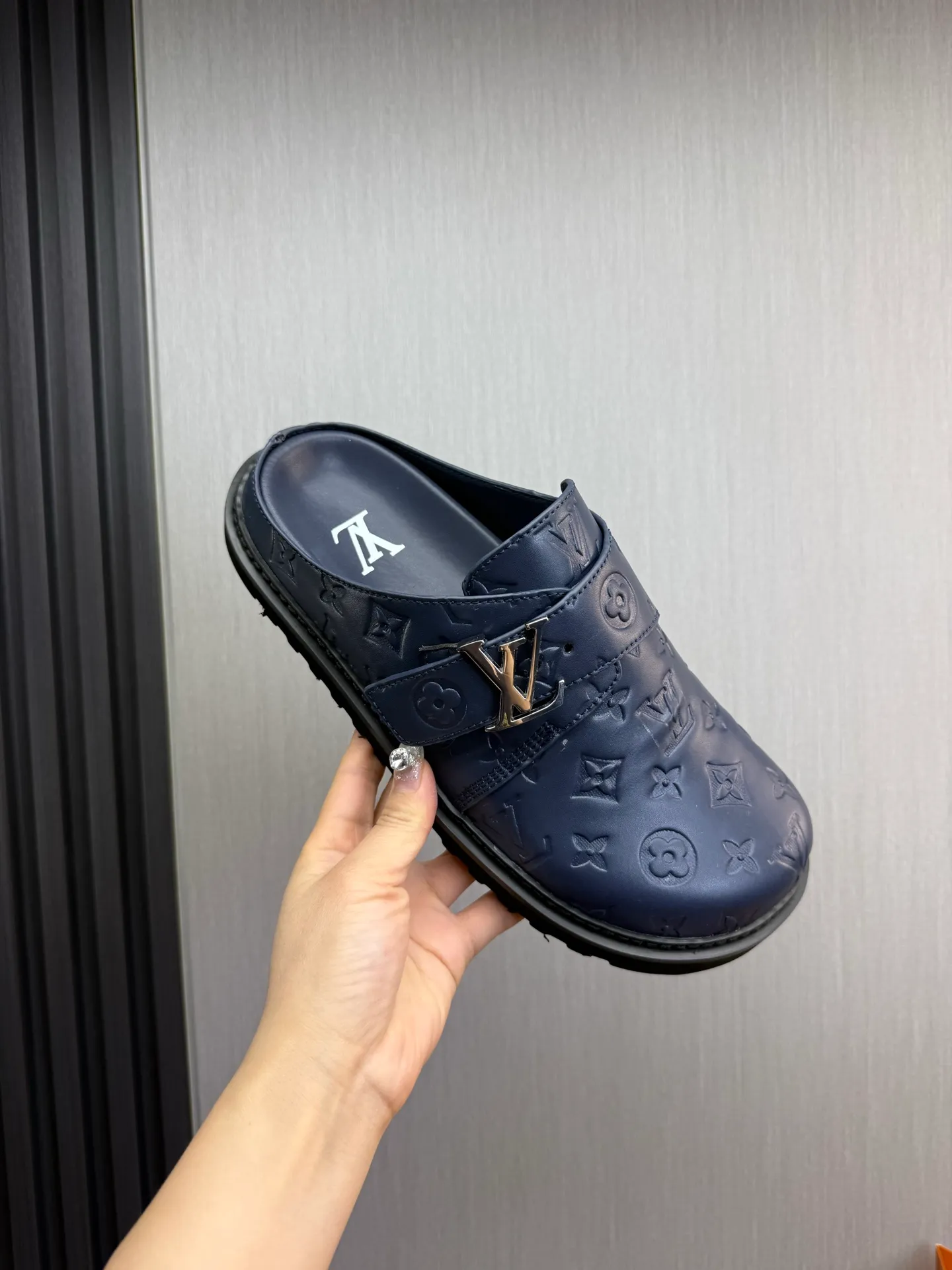 Men's men's shoes 460💰 Lv. Popular couple slippers hot sale🩷💚 🩴Official website one to one production 35-45 sizes 45 46 🉑️Customized!